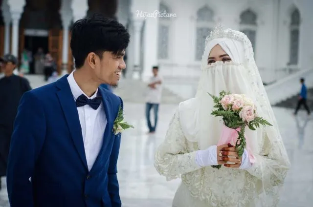 Galeri 15 Inspirasi Gaun Pengantin Bercadar. Tampil Menawan Meski Wajah Tidak Terpapar 18