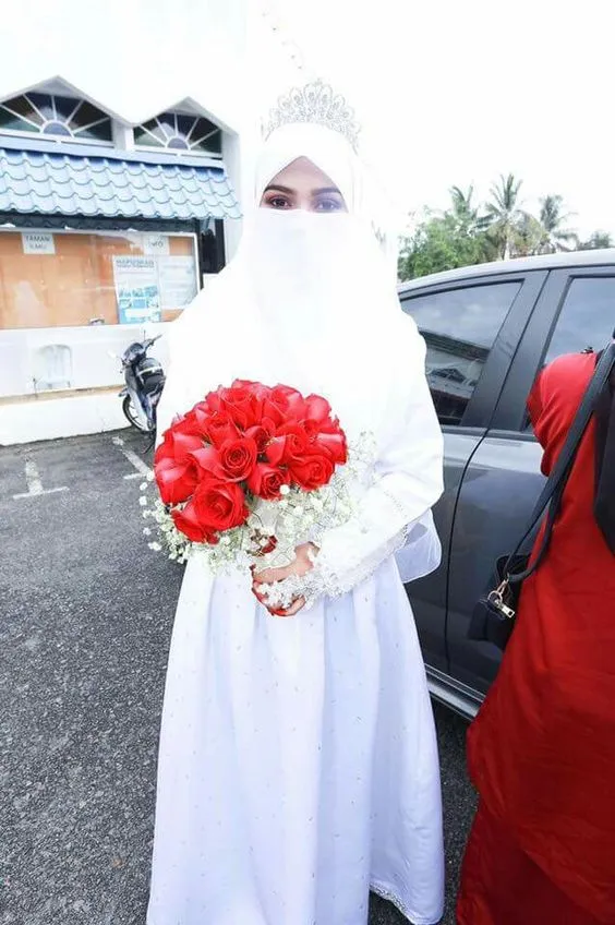 Galeri 15 Inspirasi Gaun Pengantin Bercadar. Tampil Menawan Meski Wajah Tidak Terpapar 21