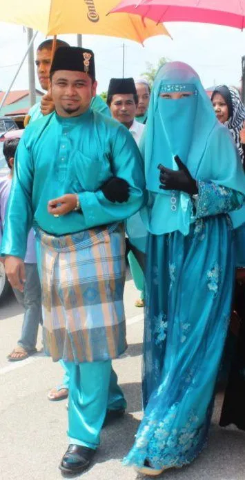 Galeri 15 Inspirasi Gaun Pengantin Bercadar. Tampil Menawan Meski Wajah Tidak Terpapar 24