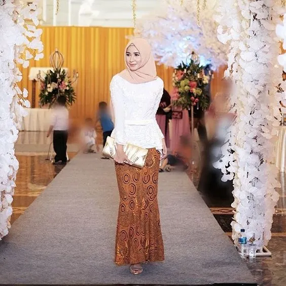 12 Inspirasi Rok Mermaid. Inilah Tren Terkini Gaya Bawahan Ala Putri Duyung Untukmu yang Berhijab 24