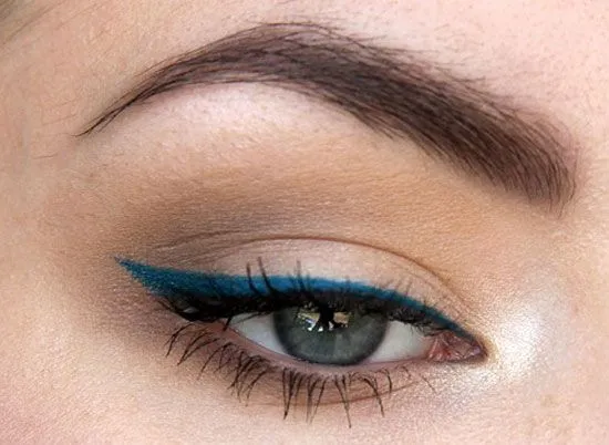 Ingin Pakai Eyeliner Berwarna Tanpa Terlihat Lebay? Akali dengan Cara Berikut Ini! 11