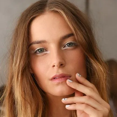 Ingin Pakai Eyeliner Berwarna Tanpa Terlihat Lebay? Akali dengan Cara Berikut Ini! 15