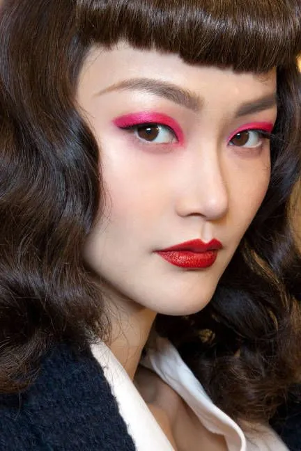 Ingin Pakai Eyeliner Berwarna Tanpa Terlihat Lebay? Akali dengan Cara Berikut Ini! 18