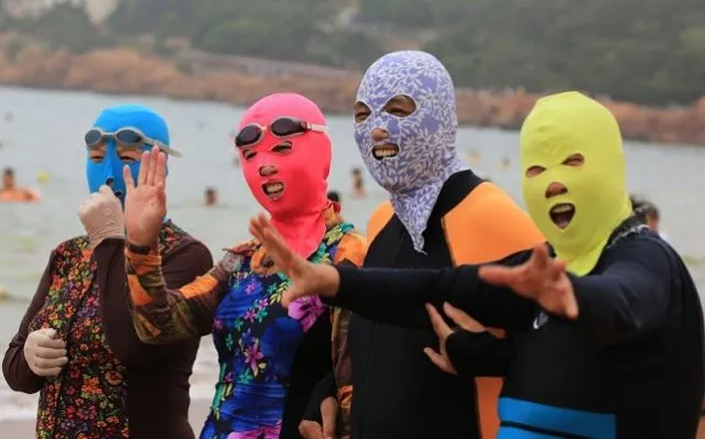 Facekini, Pakaian Renang yang Jadi Tren di China. Bentuknya Nyentrik dan Unik Banget Ya! 6