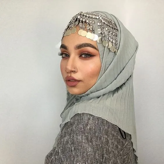 13 Inspirasi Style Hijab Menggunakan Headpiece untuk Kondangan. Bikin Penampilanmu Makin Menawan 23