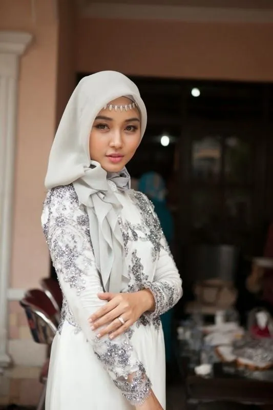 13 Inspirasi Style Hijab Menggunakan Headpiece untuk Kondangan. Bikin Penampilanmu Makin Menawan 15