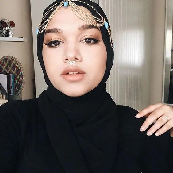 13 Inspirasi Style Hijab Menggunakan Headpiece untuk Kondangan. Bikin Penampilanmu Makin Menawan 18