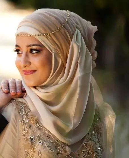 13 Inspirasi Style Hijab Menggunakan Headpiece untuk Kondangan. Bikin Penampilanmu Makin Menawan 21