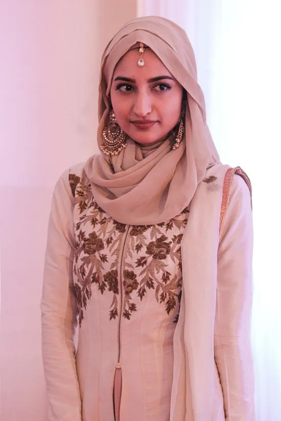 13 Inspirasi Style Hijab Menggunakan Headpiece untuk Kondangan. Bikin Penampilanmu Makin Menawan 22