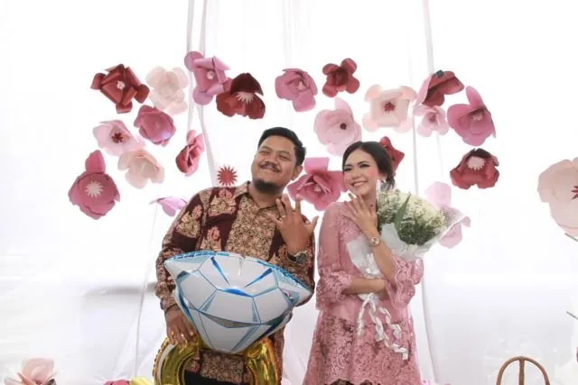 Tren Bunga Kertas untuk Backdrop Lamaran atau Pelaminan yang Manis Banget! Simak 15 Inspirasinya 23