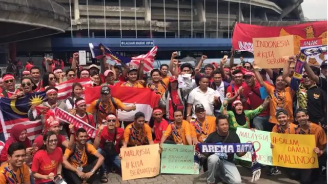 Di Tengah Sea Games 2017 yang Penuh Kontroversi, Suporter Indonesia dan Malaysia Ini Buat Aksi Damai 6