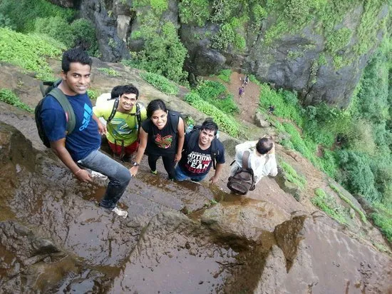 Kalavantin Durg, Benteng dengan Trek Tangga Curam Paling Berbahaya di Dunia. Ngilu Banget Liatnya! 6