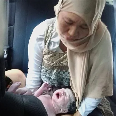 Lahir di Taksi Grab, Bayi Ini Digratiskan Naik Grab Seumur Hidup. Peruntungannya Bagus Banget! 5