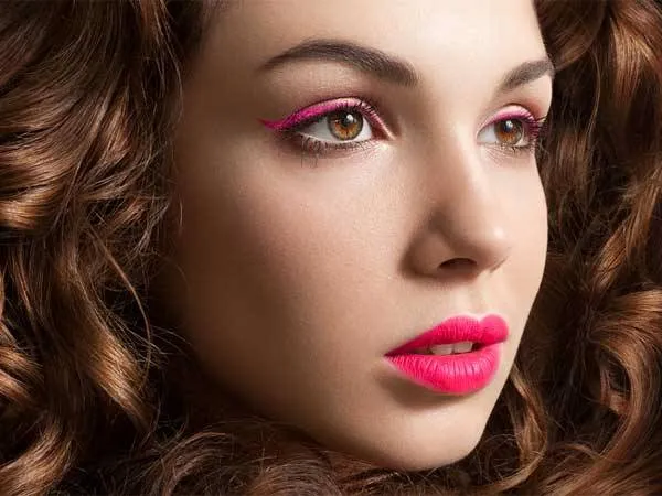 Ingin Pakai Eyeliner Berwarna Tanpa Terlihat Lebay? Akali dengan Cara Berikut Ini! 16