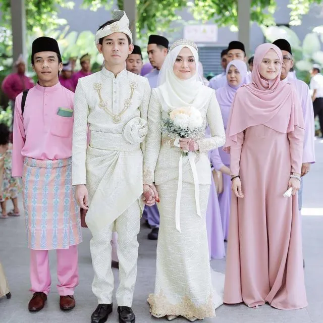 13 Inspirasi Gaun Pengantin Melayu Untukmu yang Berhijab. Sederhana, Sopan dan Tetap Menawan 21