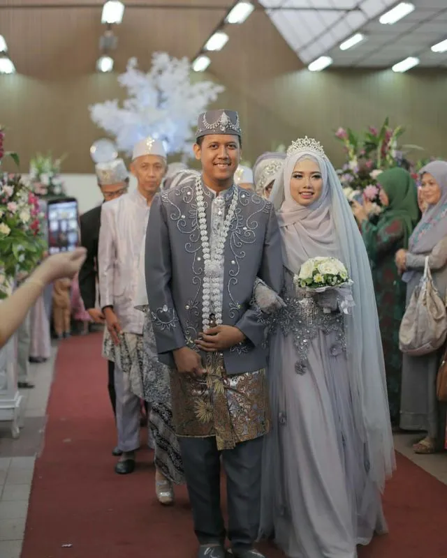 13 Inspirasi Gaun Pengantin Melayu Untukmu yang Berhijab. Sederhana, Sopan dan Tetap Menawan 25