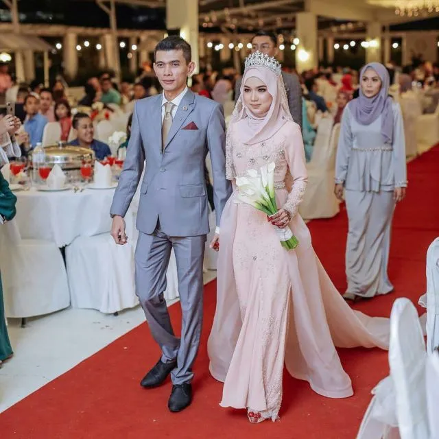 13 Inspirasi Gaun Pengantin Melayu Untukmu yang Berhijab. Sederhana, Sopan dan Tetap Menawan 26