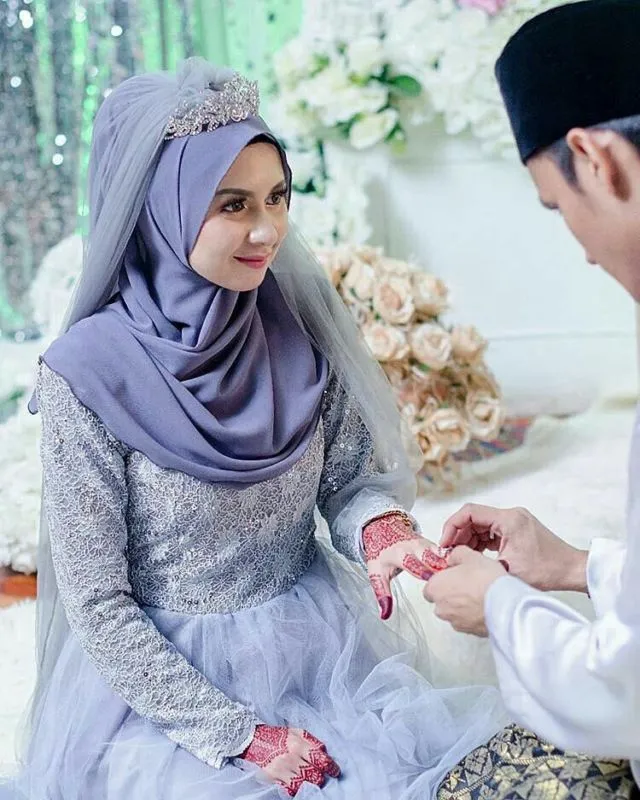 13 Inspirasi Gaun Pengantin Melayu Untukmu yang Berhijab. Sederhana, Sopan dan Tetap Menawan 14