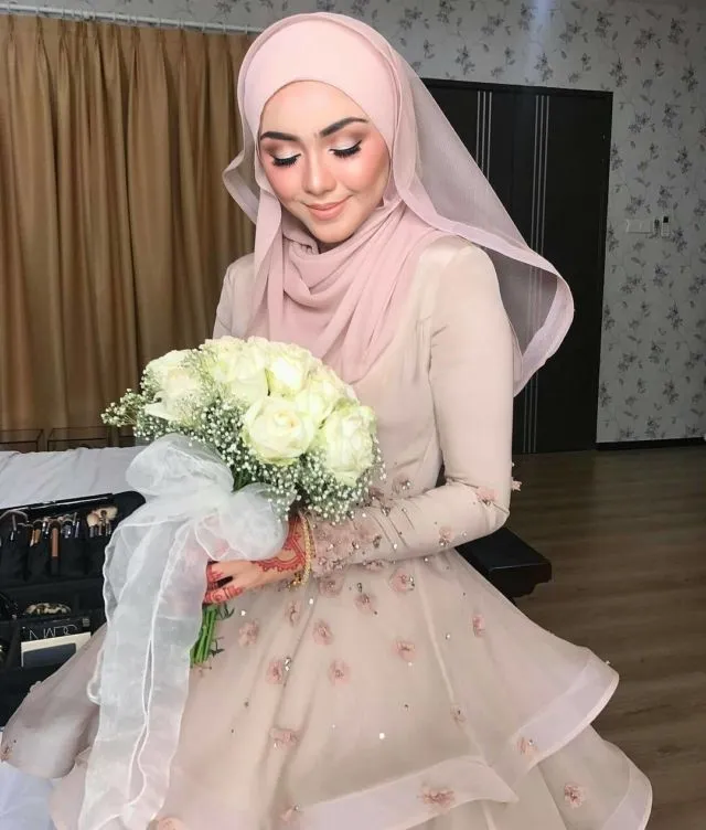 13 Inspirasi Gaun Pengantin Melayu Untukmu yang Berhijab. Sederhana, Sopan dan Tetap Menawan 15
