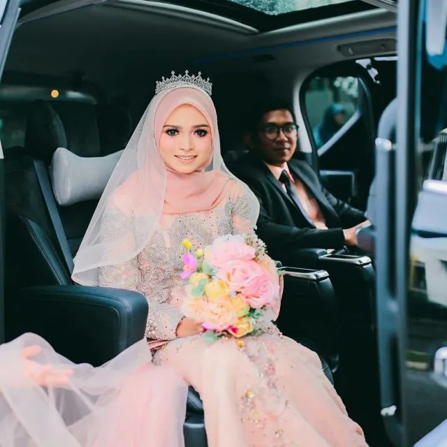 13 Inspirasi Gaun Pengantin Melayu Untukmu yang Berhijab. Sederhana, Sopan dan Tetap Menawan 17