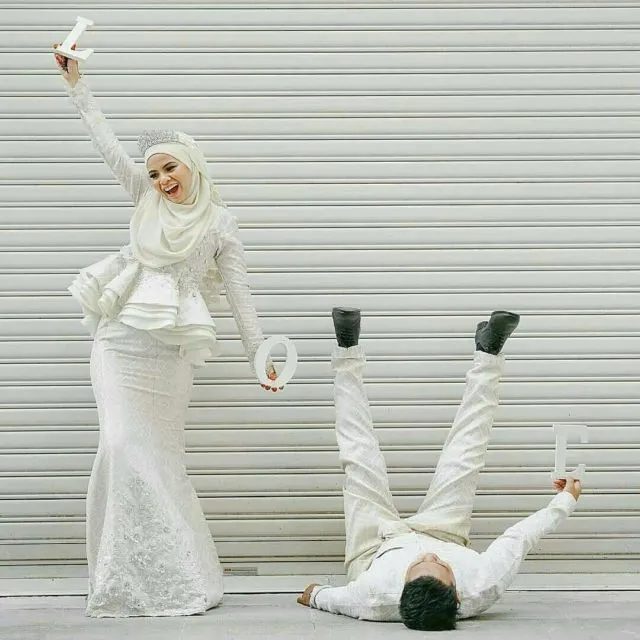 13 Inspirasi Gaun Pengantin Melayu Untukmu yang Berhijab. Sederhana, Sopan dan Tetap Menawan 18