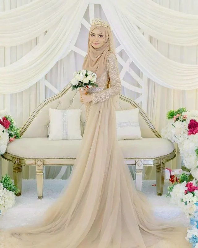 13 Inspirasi Gaun Pengantin Melayu Untukmu yang Berhijab. Sederhana, Sopan dan Tetap Menawan 20
