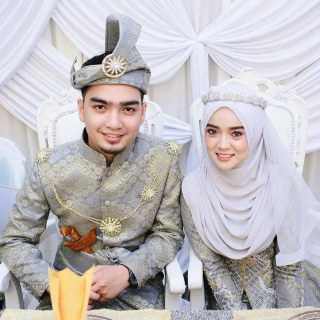 13 Inspirasi Gaun Pengantin Melayu Untukmu yang Berhijab. Sederhana, Sopan dan Tetap Menawan 16