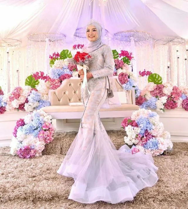 13 Inspirasi Gaun Pengantin Melayu Untukmu yang Berhijab. Sederhana, Sopan dan Tetap Menawan 22