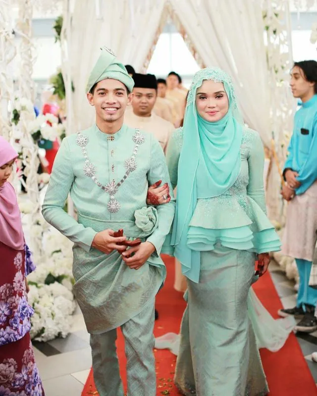 13 Inspirasi Gaun Pengantin Melayu Untukmu yang Berhijab. Sederhana, Sopan dan Tetap Menawan 23