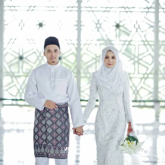13 Inspirasi Gaun Pengantin Melayu Untukmu yang Berhijab. Sederhana, Sopan dan Tetap Menawan 24