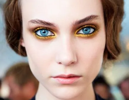Ingin Pakai Eyeliner Berwarna Tanpa Terlihat Lebay? Akali dengan Cara Berikut Ini! 14