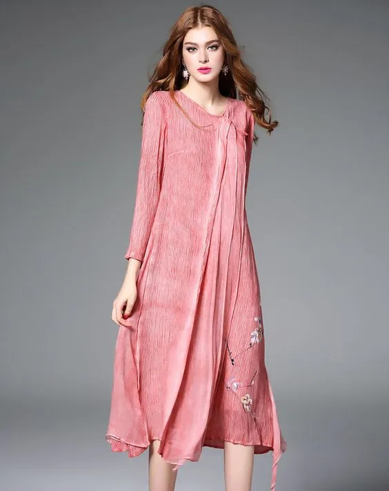 12 Inspirasi Loose Midi Dress untuk Acara Formal. Yang Satu Ini Jaminan Tidak Membentuk Lekuk Tubuh, Lho! 20