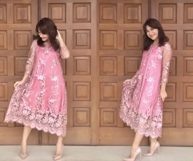12 Inspirasi Loose Midi Dress untuk Acara Formal. Yang Satu Ini Jaminan Tidak Membentuk Lekuk Tubuh, Lho! 22