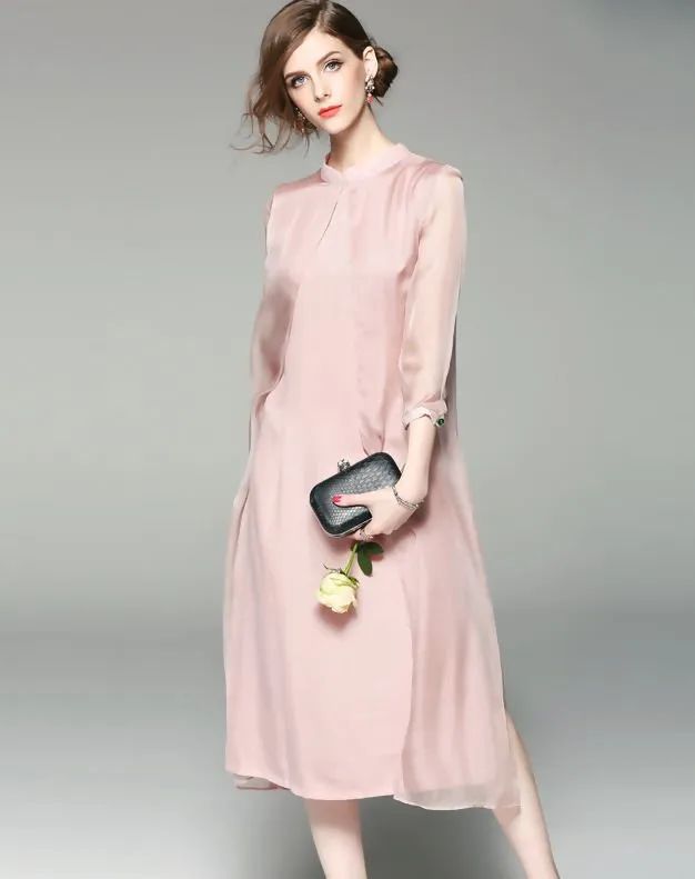 12 Inspirasi Loose Midi Dress untuk Acara Formal. Yang Satu Ini Jaminan Tidak Membentuk Lekuk Tubuh, Lho! 14