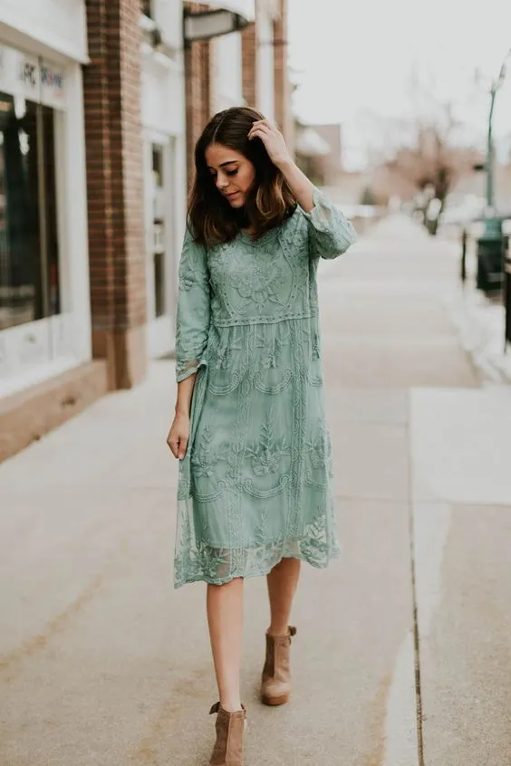 12 Inspirasi Loose Midi Dress untuk Acara Formal. Yang Satu Ini Jaminan Tidak Membentuk Lekuk Tubuh, Lho! 15