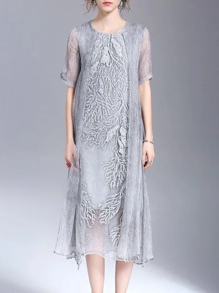 12 Inspirasi Loose Midi Dress untuk Acara Formal. Yang Satu Ini Jaminan Tidak Membentuk Lekuk Tubuh, Lho! 18
