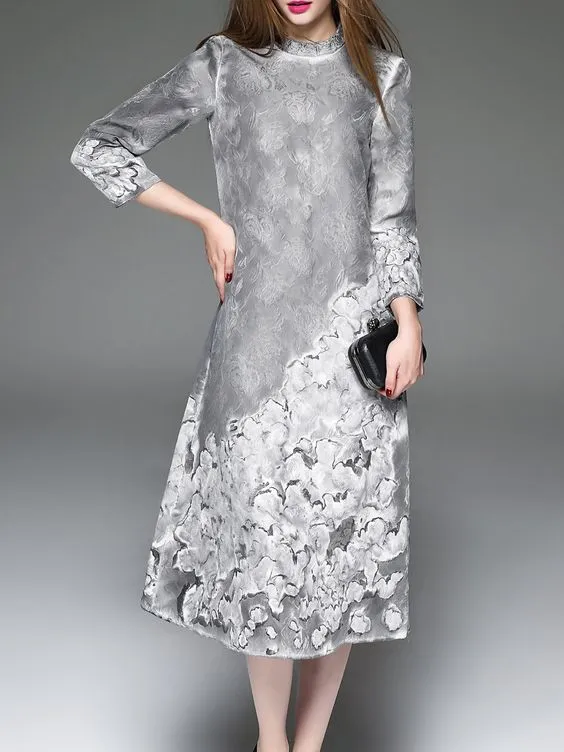 12 Inspirasi Loose Midi Dress untuk Acara Formal. Yang Satu Ini Jaminan Tidak Membentuk Lekuk Tubuh, Lho! 19