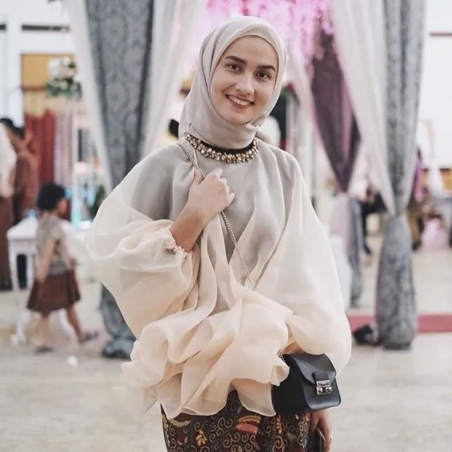 12 Inspirasi Atasan Berbahan Kain Kaca atau Organza Buat Pergi Kondangan, Spesial Untukmu yang Berhijab 13