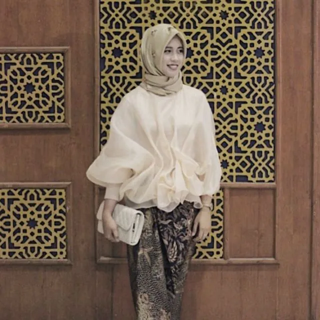 12 Inspirasi Atasan Berbahan Kain Kaca atau Organza Buat Pergi Kondangan, Spesial Untukmu yang Berhijab 14