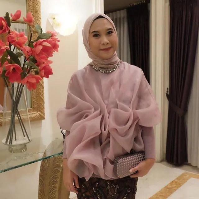 12 Inspirasi Atasan Berbahan Kain Kaca atau Organza Buat Pergi Kondangan, Spesial Untukmu yang Berhijab 15
