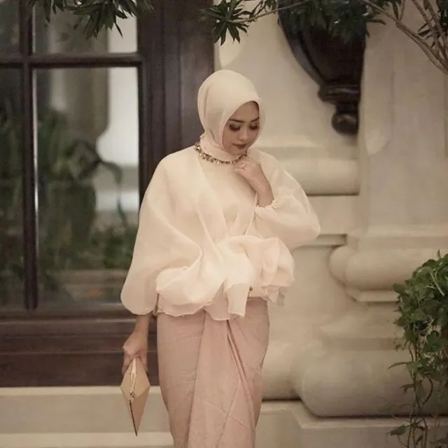 12 Inspirasi Atasan Berbahan Kain Kaca atau Organza Buat Pergi Kondangan, Spesial Untukmu yang Berhijab 16