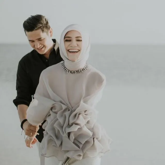 12 Inspirasi Atasan Berbahan Kain Kaca atau Organza Buat Pergi Kondangan, Spesial Untukmu yang Berhijab 17