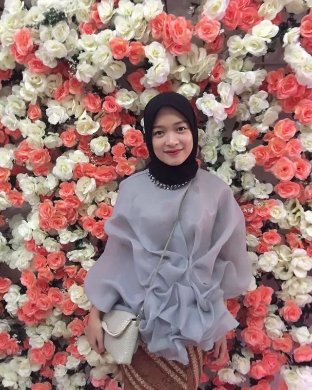 12 Inspirasi Atasan Berbahan Kain Kaca atau Organza Buat Pergi Kondangan, Spesial Untukmu yang Berhijab 18