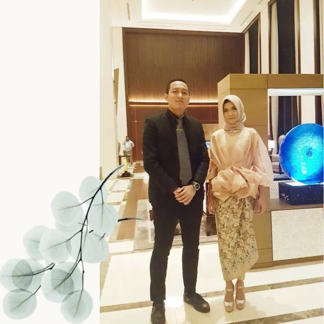12 Inspirasi Atasan Berbahan Kain Kaca atau Organza Buat Pergi Kondangan, Spesial Untukmu yang Berhijab 19