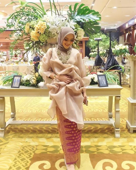 12 Inspirasi Atasan Berbahan Kain Kaca atau Organza Buat Pergi Kondangan, Spesial Untukmu yang Berhijab 20