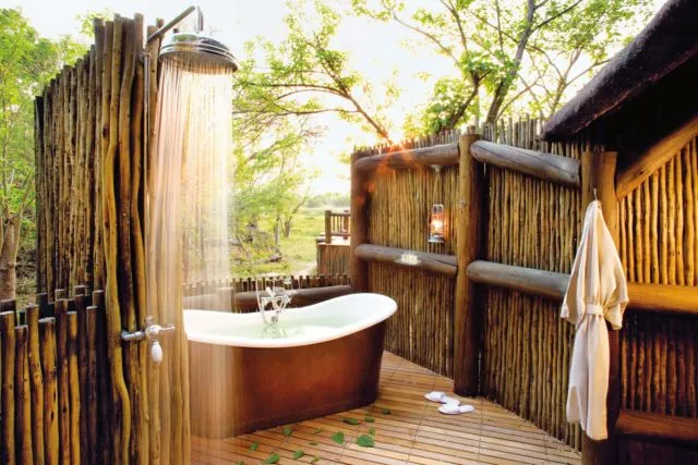 15 Inspirasi Desain Kamar Mandi Pedesaan Outdoor 31