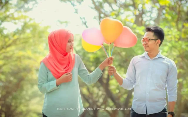 Biar Hasil Foto Prewedding Lebih Manis dan Berkesan, 14 Properti Sederhana Ini Bisa Kalian Gunakan 24