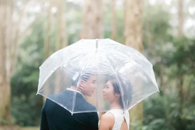 Biar Hasil Foto Prewedding Lebih Manis dan Berkesan, 14 Properti Sederhana Ini Bisa Kalian Gunakan 25