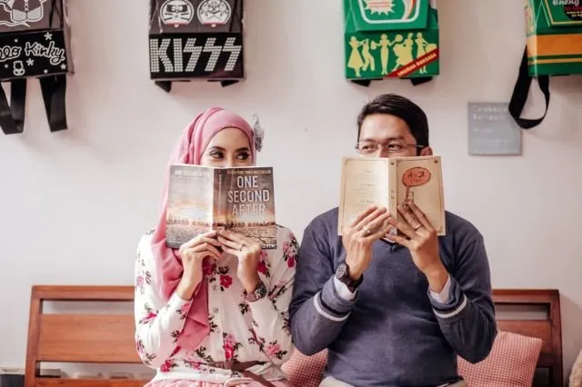 Biar Hasil Foto Prewedding Lebih Manis dan Berkesan, 14 Properti Sederhana Ini Bisa Kalian Gunakan 27