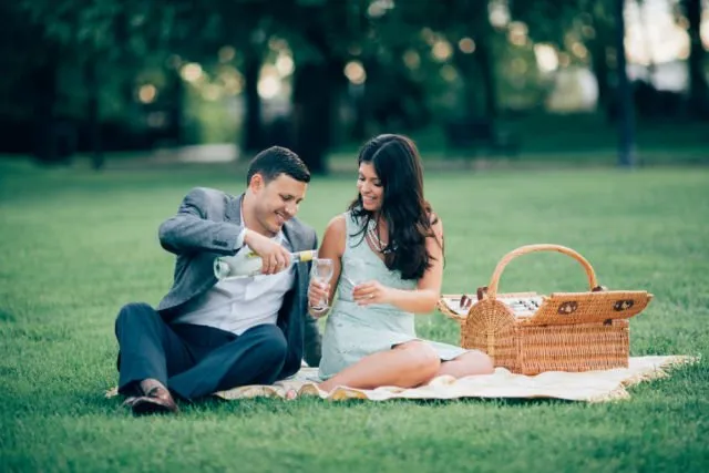 Biar Hasil Foto Prewedding Lebih Manis dan Berkesan, 14 Properti Sederhana Ini Bisa Kalian Gunakan 16